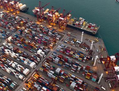 Buffetts Moves, a Vanguard ETF Bet, and Techs Regulatory Crossroads Your December 2025 Market Playbook